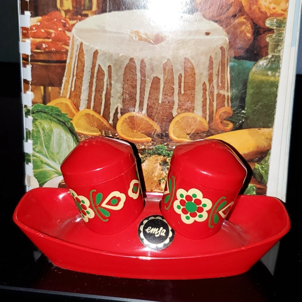 Retro Red Plastic S&P Emma W. Germany Set